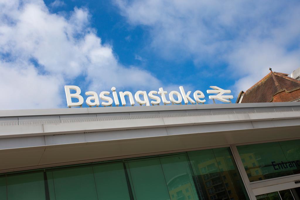 St Raphael House, City Centre Charming Apartments Basingstoke Ngoại thất bức ảnh